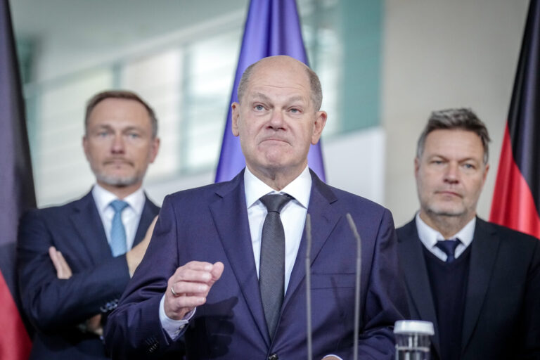 Finanziell und politisch ist die Ampel am Ende: Bundeskanzler Olaf Scholz (SPD) mit seinen Vizekanzlern Christian Lindner (FDP, links) und Robert Habeck (Grüne, rechts).