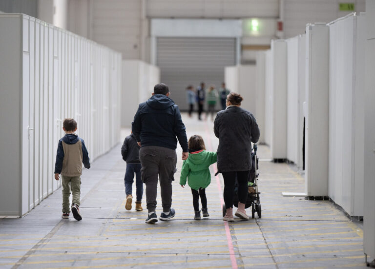 Eine Flüchtlingsfamilie geht durch die zu einer Massenunterkunft umfunktionierten Messehalle in Frankfurt. In der Halle sind seit einigen Wochen mehrere hundert Migranten und Asylsuchende aus unterschiedlichen Herkunftsländern untergebracht. In Köln sollen künftig Unterkünfte ohne Wissen der Bevölkerung geplant werden.