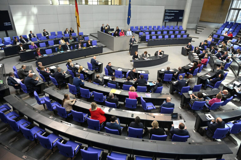 Der Bundestag beschließt das Stiftungsgesetz: Die AfD sieht sich benachteiligt.