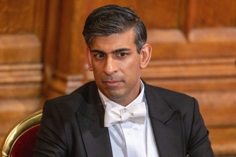 Auf dem Foto befindet sich Großbritanniens Premierminister Rishi Sunak. Sein Plan, Asylanträge künftig außerhalb des Landes in Ruanda zu bearbeiten, ist nun am Obersten Gerichtshof gescheitert. (Themenbild/Symbolbild)