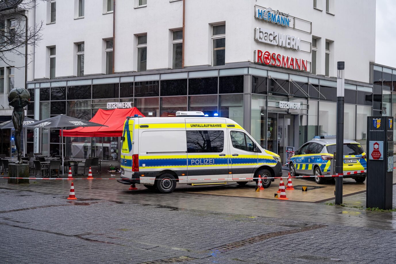 Migrantengewalt: Nach dem Einsatz in Gummersbach untersuchen Polizisten den Tatort.