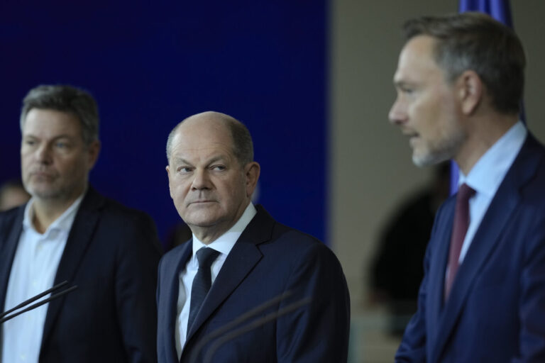 Bundeskanzler Olaf Scholz, Mitte, Vizekanzler und Wirtschafts- und Klimaminister Robert Habeck, links, und Finanzminister Christian Lindner, rechts, während einer gemeinsamen Erklärung im Kanzleramt in Berlin, Deutschland, Mittwoch, 15. November 2023. Das höchste deutsche Gericht hat eine Entscheidung der Regierung aufgehoben, 60 Milliarden Euro (65 Milliarden Dollar), die ursprünglich zur Abfederung der Folgen der Coronavirus-Pandemie vorgesehen waren, für Maßnahmen zur Bekämpfung des Klimawandels und zur Modernisierung des Landes umzuwidmen. Jetzt steht sie ohne Haushalt da. (AP Photo/Markus Schreiber)