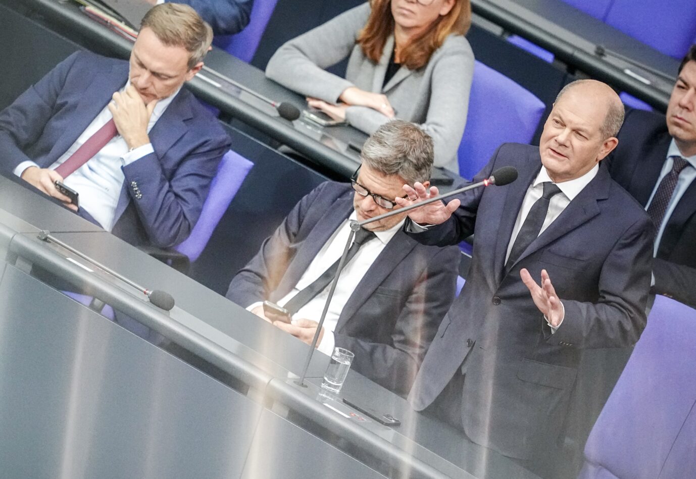 Die Regierung kündigt nach dem Verfassungsbruch zum Haushalt einen offenbar weiteren an: Kanzler Olaf Scholz (SPD, rechts) mit seinen Vizekanzlern Christian Lindner (FDP, rechts), Robert Habeck (Grüne).