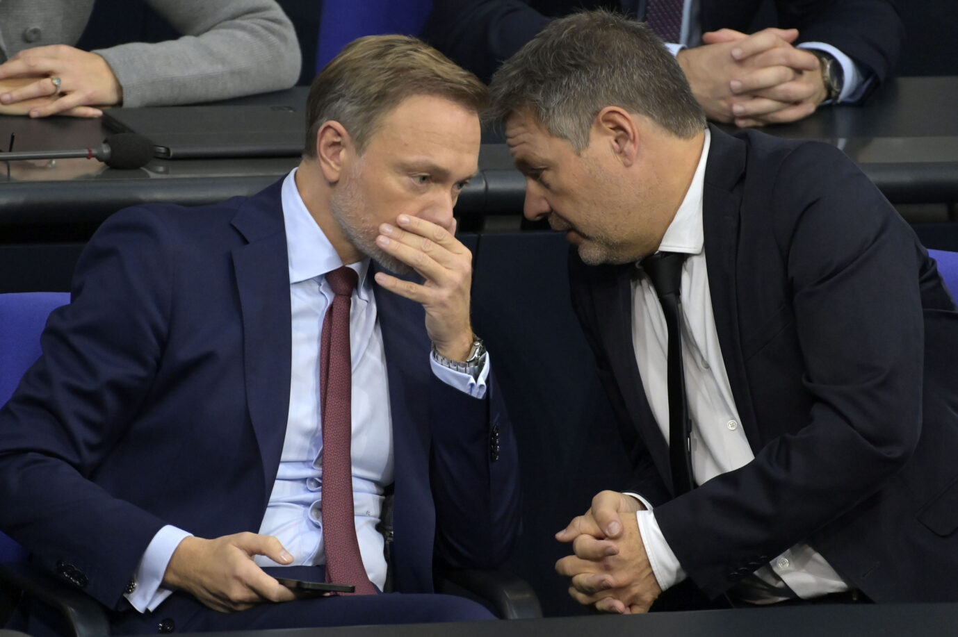 Klage gegen nächstes Sondervermögen droht: Finanzminister Christian Lindner (FDP, links) und Wirtschaftsminister Robert Habeck (Grüne) stecken mit ihrem Haushalt im Schlamassel.