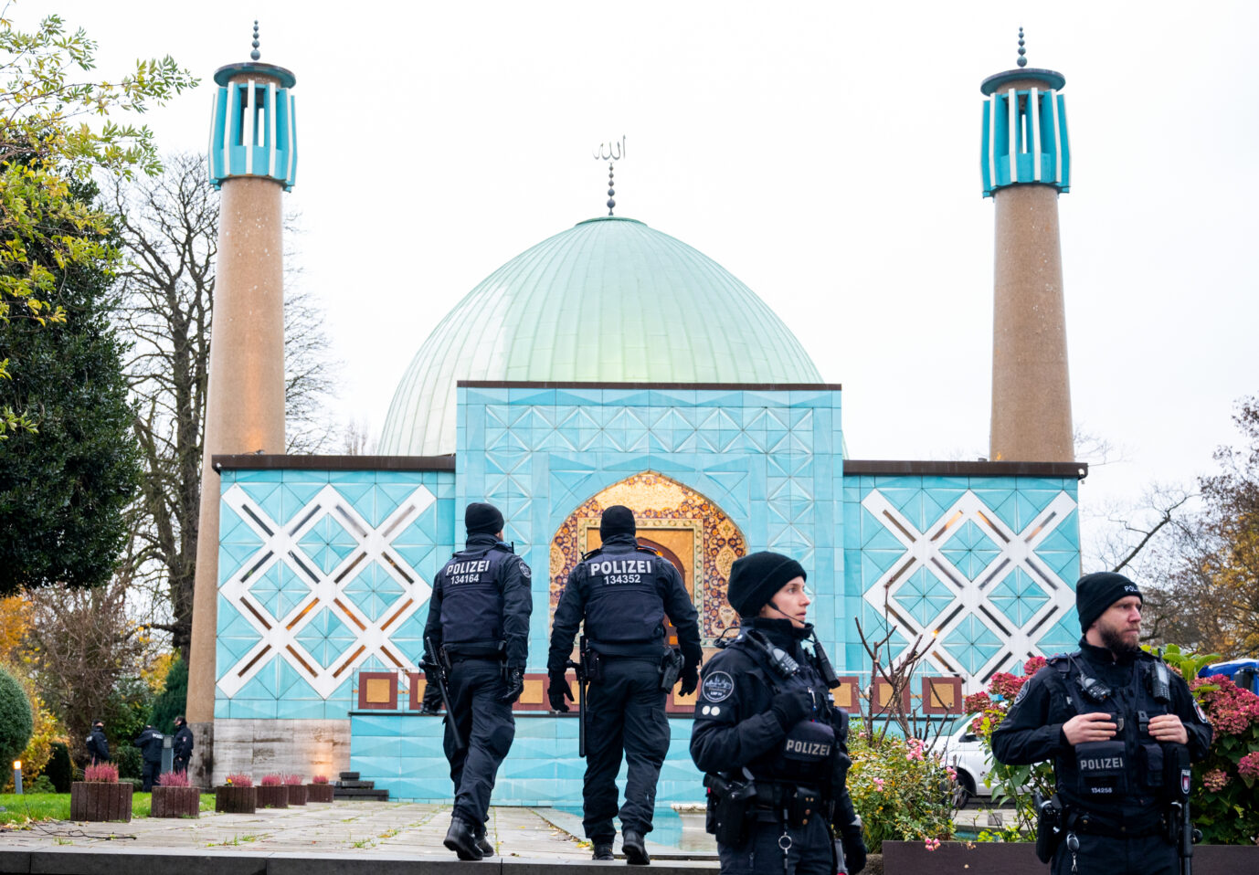 Einsatzkräfte der Polizei stehen während einer Razzia beim islamischen Zentrum Hamburg vor der Imam Ali Moschee (Blaue Moschee) an der Außenalster. Im Rahmen von Ermittlungsmaßnahmen gegen das «Islamische Zentrum Hamburg» (IHZ) sind am Donnerstag 54 Objekte in sieben Bundesländern durchsucht worden. Das teilte das Bundesinnenministerium am Morgen mit.