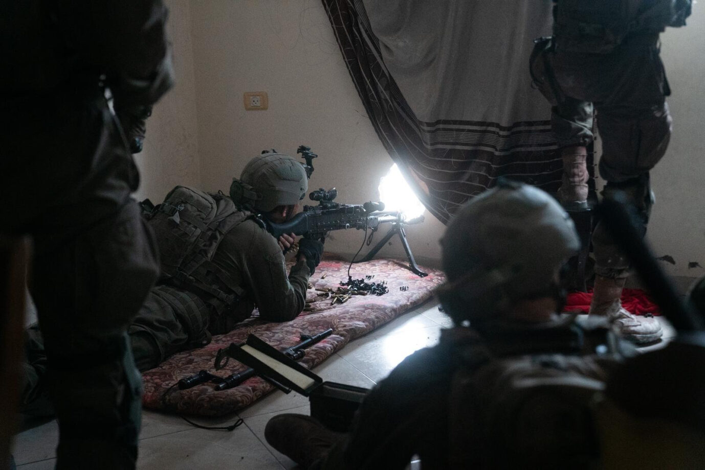 Israelische Soldaten sind in Gaza-Stadt in einem Haus in Stellung gegangen.