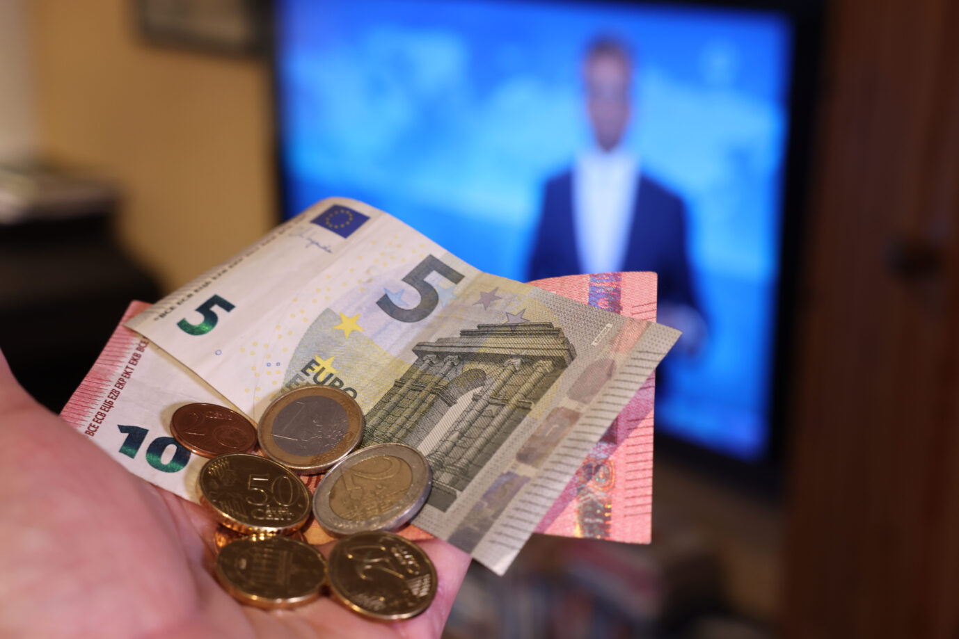18,94 Euro sollen die GEZ-Gebühren für ARD und Konsorten künftig betragen.