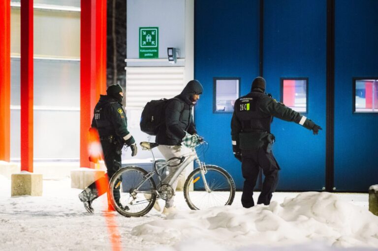Auf dem Foto befinden sich drei Asylbewerber beim Grenzübergang zwischen Rußland und Finnland. Einer von denen fährt Fahrrad. (Themenbild) Es ist die finnische Grenze.