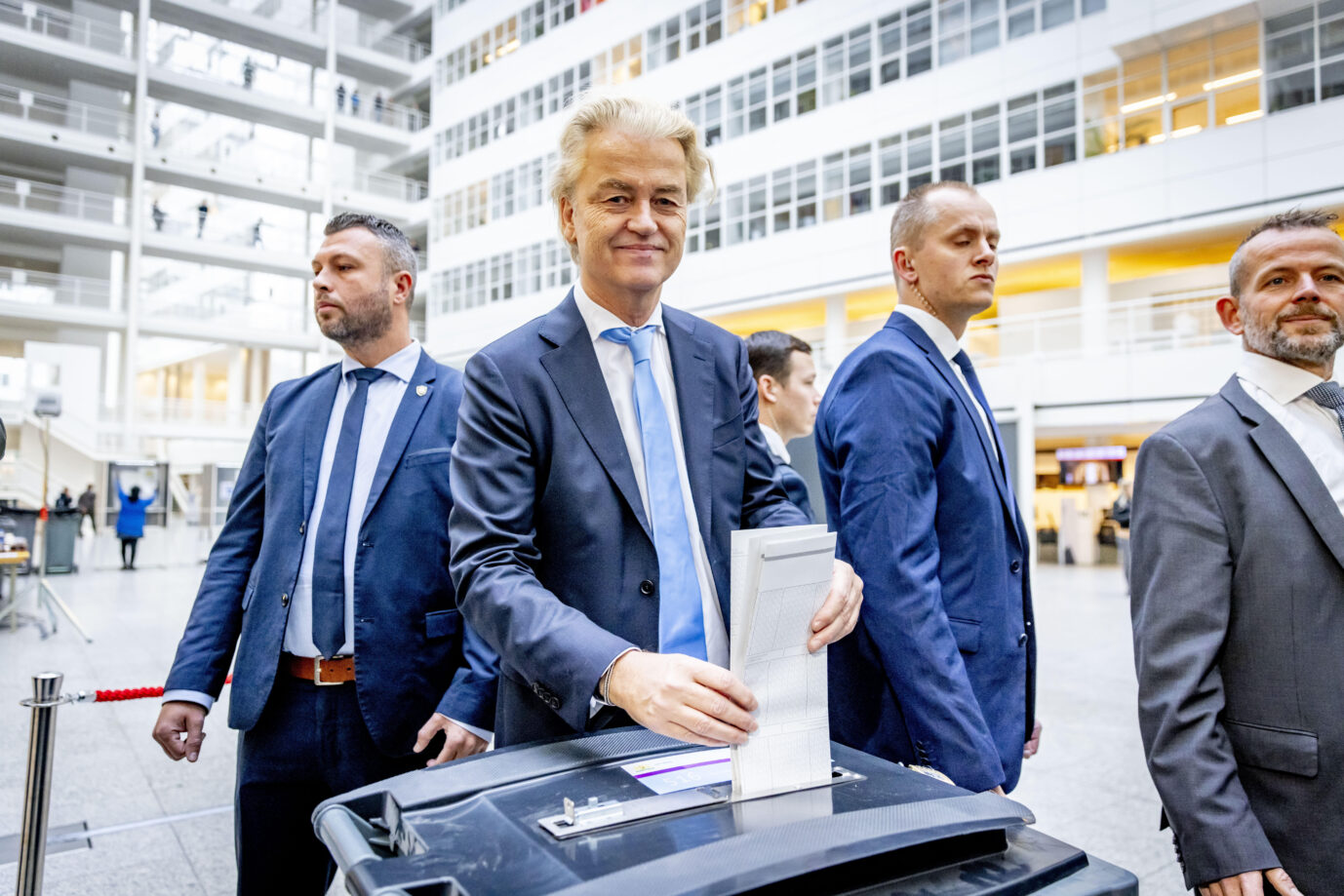 Der PVV-Parteivorsitzende Geert Wilders an der Wahlurne in Den Haag, Niederlande. Seine Partei kämpft um den ersten Platz. Wilders vertritt islamkritische Positionen und möchte Migration aus der muslimischen Welt begrenzen. Unter anderem ist er als „Dutch Trump“ bekannt.