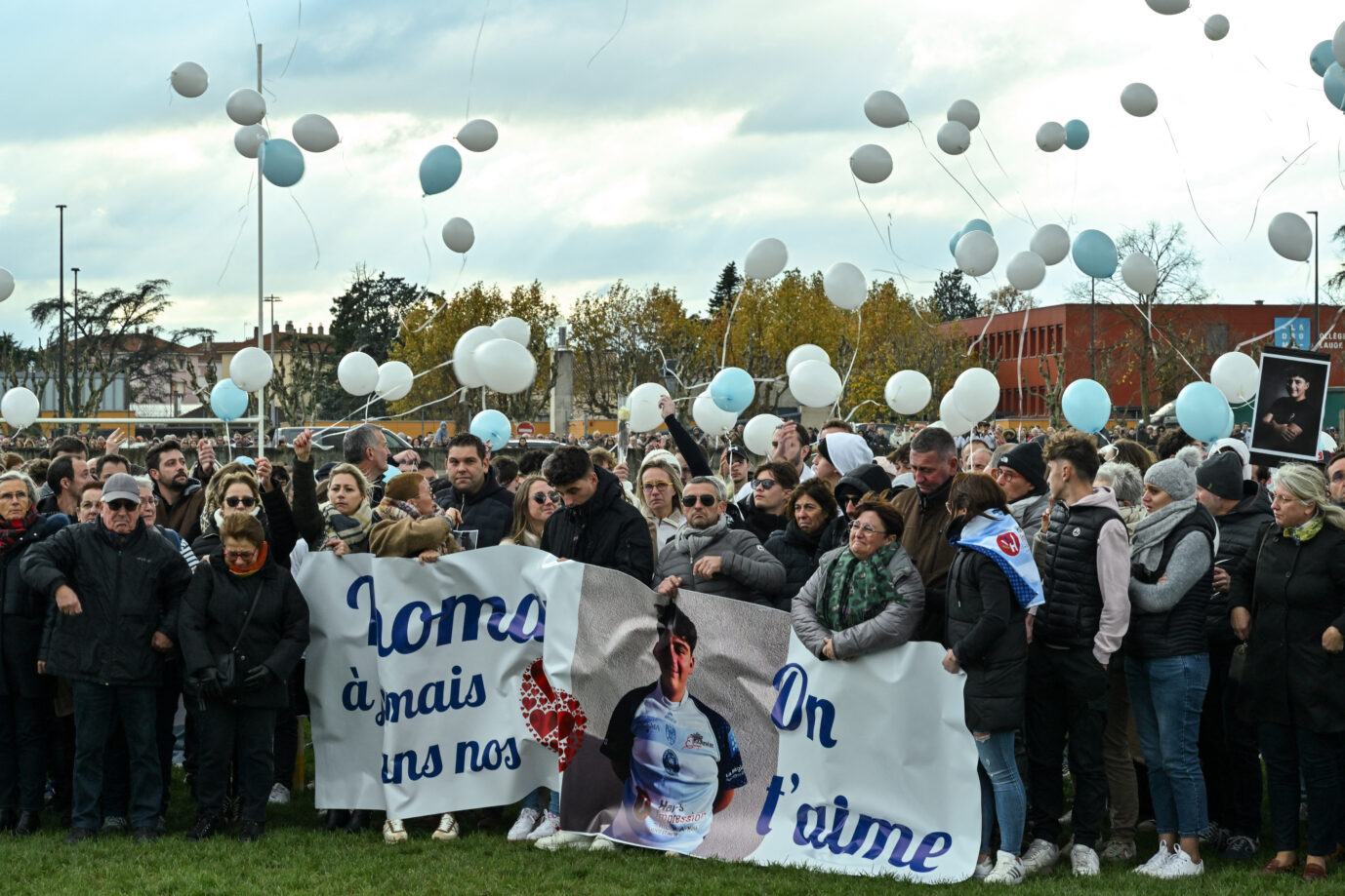 Teilnehmer des Schweigemarschs für den 16jährigen Thomas, der am Wochenende in Crepol (Frankreich) ermordet wurde.