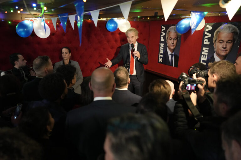 Geert Wilders, Vorsitzender der Partei für die Freiheit (PVV), spricht zu seinen Anhängern nach der Bekanntgabe der ersten vorläufigen Ergebnisse der Parlamentswahlen in Den Haag, Niederlande, Mittwoch, 22. November 2023. (AP Photo/Peter Dejong)