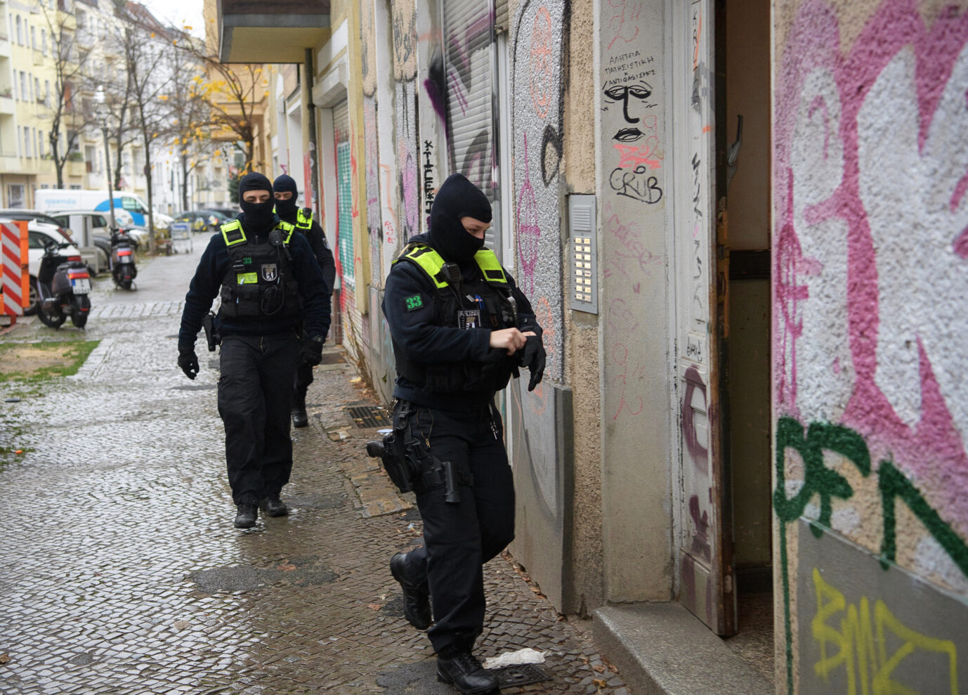 Auf dem Foto befindet sich eine Razzia der Polizei Berlin gegen die verbotenen islamistischen Vereinigungen Hamas und Samidoun. (Themenbild)