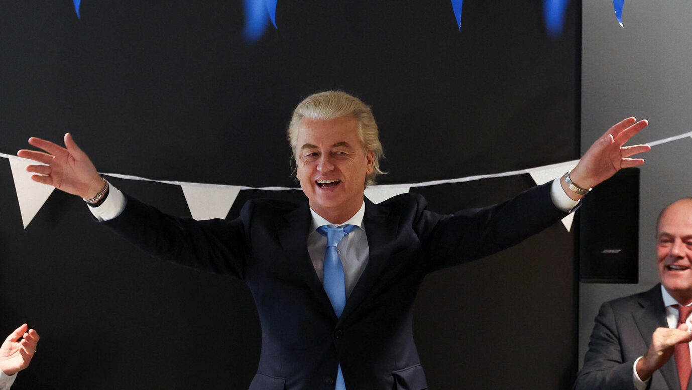 Der niederländische rechtsextreme Politiker und Vorsitzende der PVV-Partei, Geert Wilders, gestikuliert nach den niederländischen Parlamentswahlen mit Mitgliedern seiner Partei im niederländischen Parlament in Den Haag, Niederlande, 23. November 2023. REUTERS/Yves Herman
