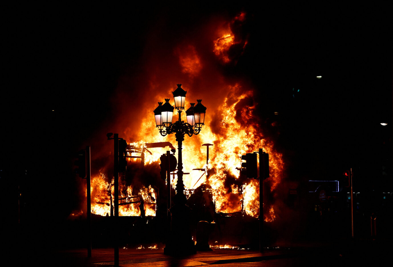 Irland, Dublin: Autos, Busse und ein Hotel gingen bei Protesten gegen die Messerattacke eines Algeriers auf Kinder in Flammen auf.