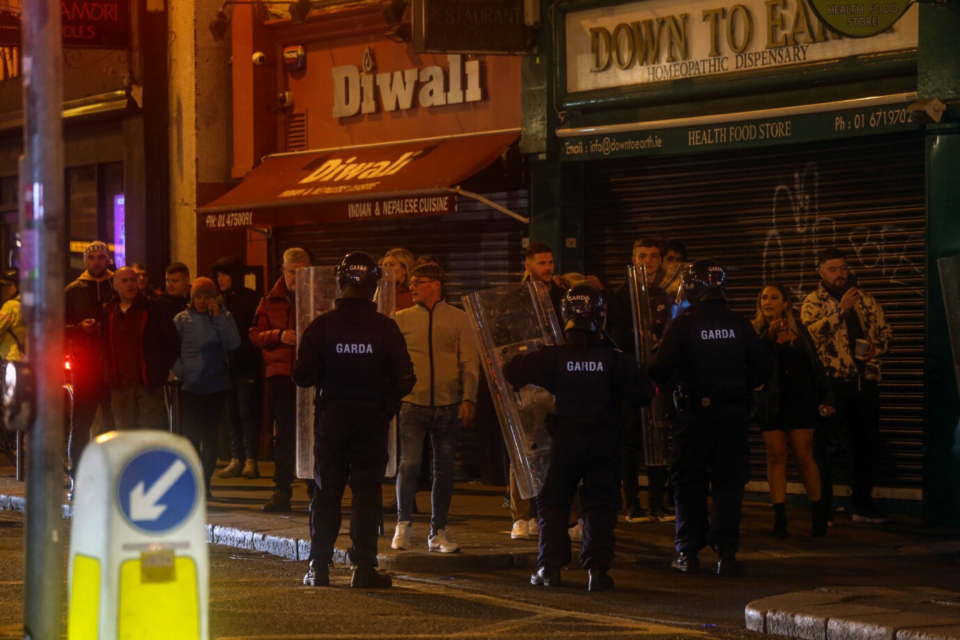 DUBLIN, IRLAND - 23. NOVEMBER: Die Polizei ergreift Maßnahmen, nachdem es zu gewalttätigen Protesten gekommen war, nachdem fünf Menschen, darunter drei Kinder und eine Frau, bei einem Messerangriff in Irlands Hauptstadt Dublin am 23. November 2023 verletzt worden waren. Stringer / Anadolu