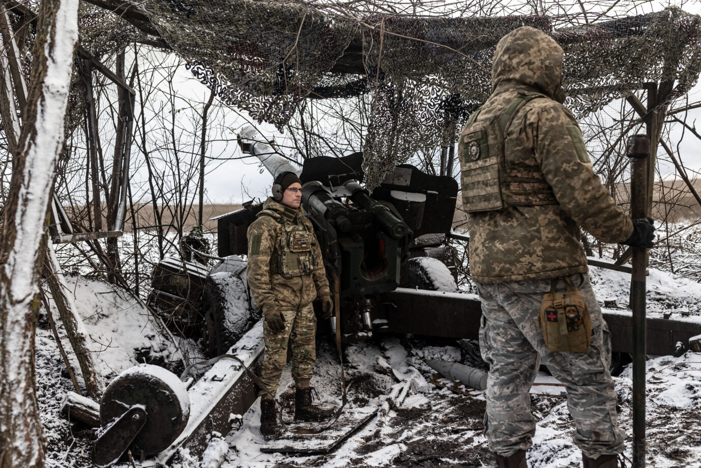  Ukrainische Soldaten der 57. Brigade bereiten die D-20 Artillerie in ihrer Kampfstellung in Richtung Kupiansk in der Oblast Charkiw der Ukraine am 27. November 2023 vor. Diego Herrera Carcedo / Anadolu. Awdijiwka konnten die Ukrainer verteidigen.