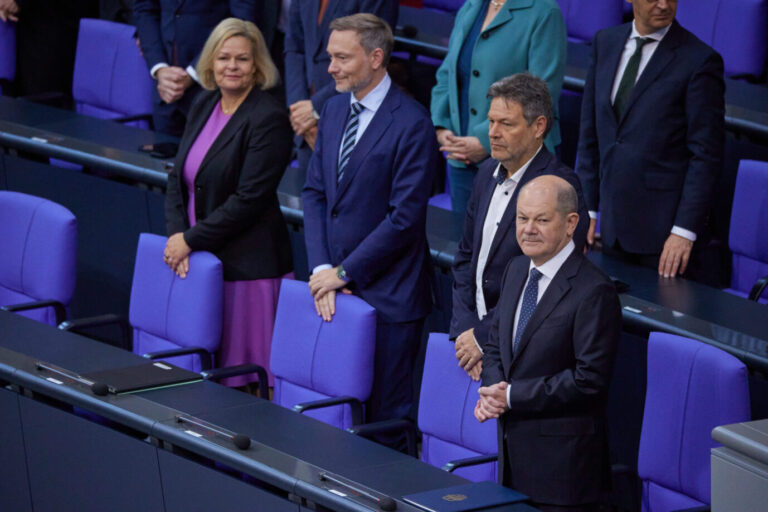 Nancy Faeser (l-r, SPD), Bundesinnenministerin, Christian Lindner (FDP), Bundesfinanzminister, Robert Habeck (Bündnis90/Die Grünen), Bundeswirtschaftsminister, und Olaf Scholz (SPD), Bundeskanzler, stehen im Rahmen einer Bundestagssitzung nebeneinander und warten auf den Beginn der Sitzung.