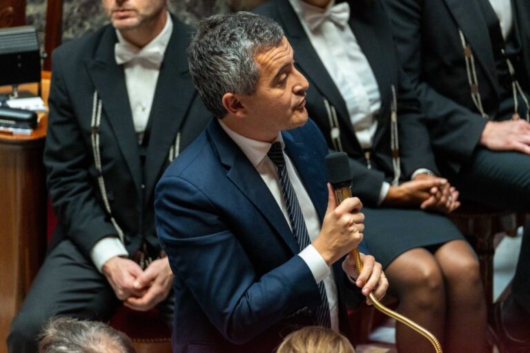 Der französische Innenminister Gérald Darmanin (Renaissance-Partei). Nach einer Demonstration, die als Reaktion des Angriffs auf Crepol stattfand, verbietet er rechte Gruppen.