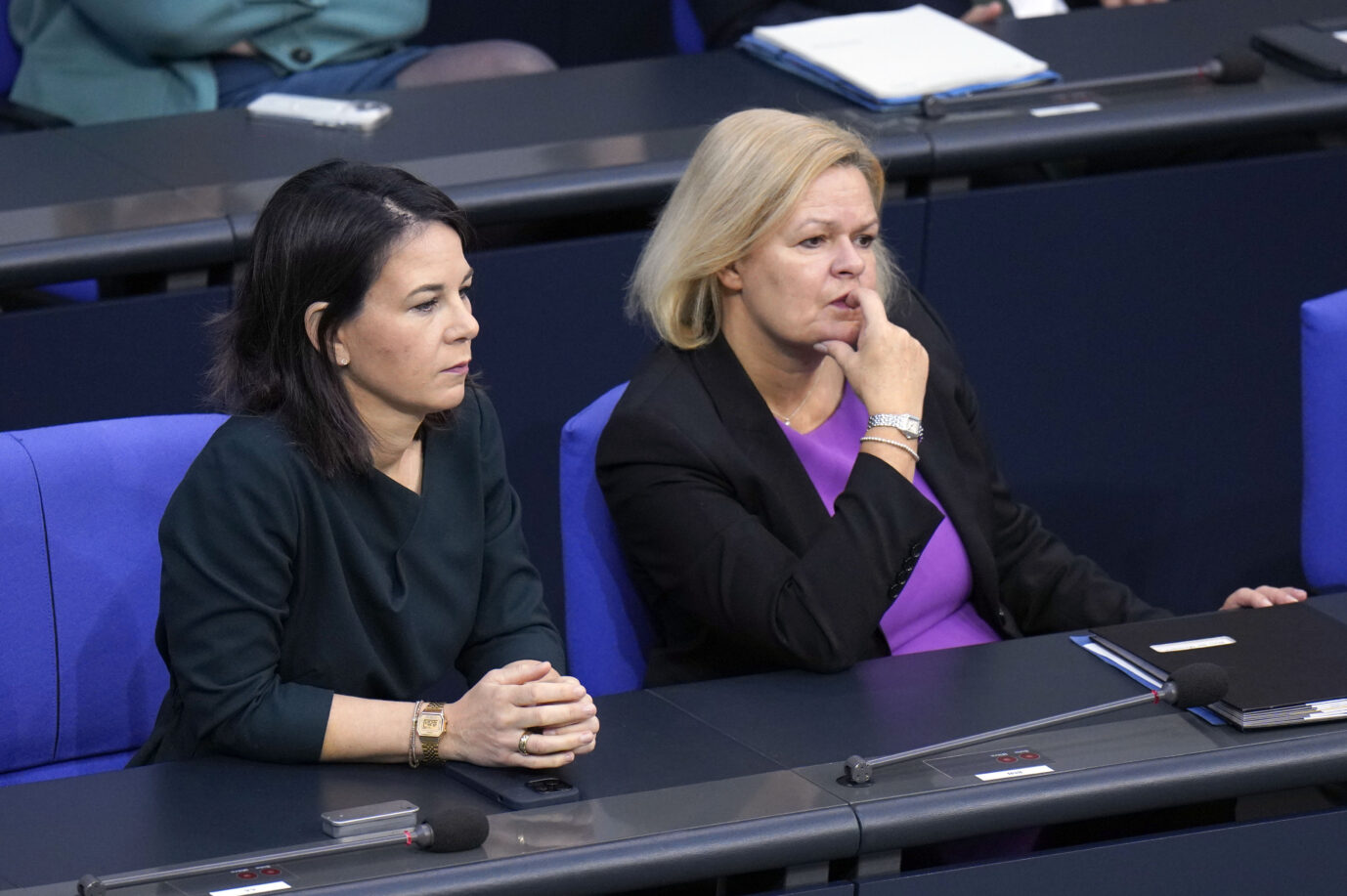 Annalena Baerbock und Nancy Faeser in der 139. Sitzung des Deutschen Bundestages im Reichstagsgebäude. Berlin, 28.11.2023. Sie sind verantwortlich für die Aufnahme von Scharia Richter.