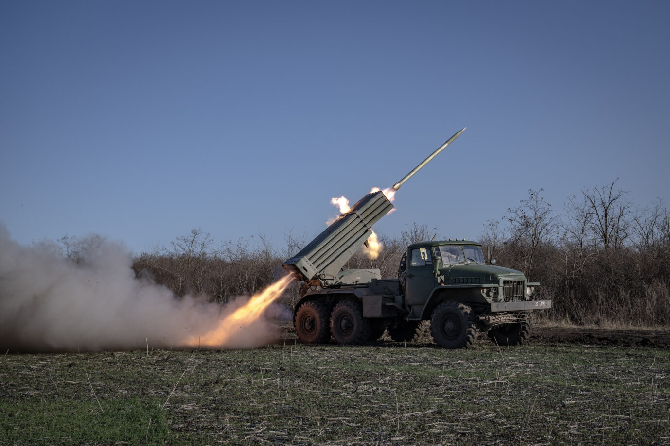 AVDIIVKA, UKRAINE - NOVEMBER 28: Ukrainian soldiers fire artillery at their fighting position in the direction of Avdiivka of Donetsk Oblast, Ukraine on November 28, 2023. Ukrainian artillery units deployed in the Avdiivka direction, where heavy clashes have been continuing due to the intensification of Russian attacks lately, continue their intense firing activities. Trying to repel the attacks of Russian troops, the Ukrainian army defends the frontlines by continuing its air and land shooting activities. Ozge Elif Kizil / Anadolu