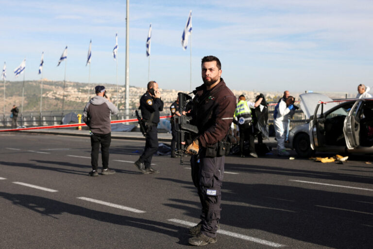 Ein Beamter der israelischen Polizei steht in der Nähe des Tatorts. Am 30. November hat die Hamas hier drei Menschen getötet.