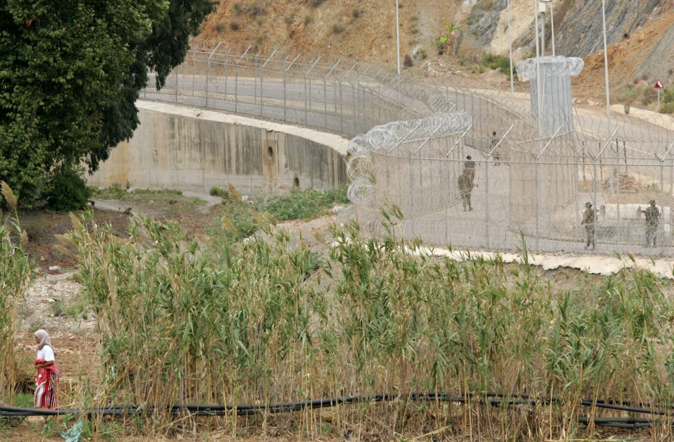 Grenzzaun zwischen Marokko und der spanischen Exklave Ceuta. Immer wieder werden die Grenzanlagen des Einfallstors in die EU gestürmt – teilweise erfolgreich. Foto: picture alliance / ASSOCIATED PRESS | JAVIER AMADO