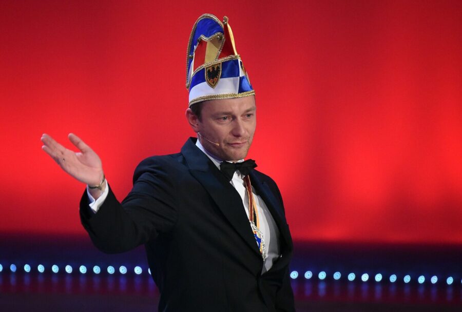 Der Vorsitzende der FDP, Christian Lindner hält am 31.01.2015 in Aachen (Nordrhein-Westfalen) bei der Festsitzung zur Verleihung des Ordens "Wider den tierischen Ernst" die Laudatio für die Ministerpräsidentin des Saarlandes, Kramp-Karrenbauer (CDU). Foto: Henning Kaiser/dpa ++