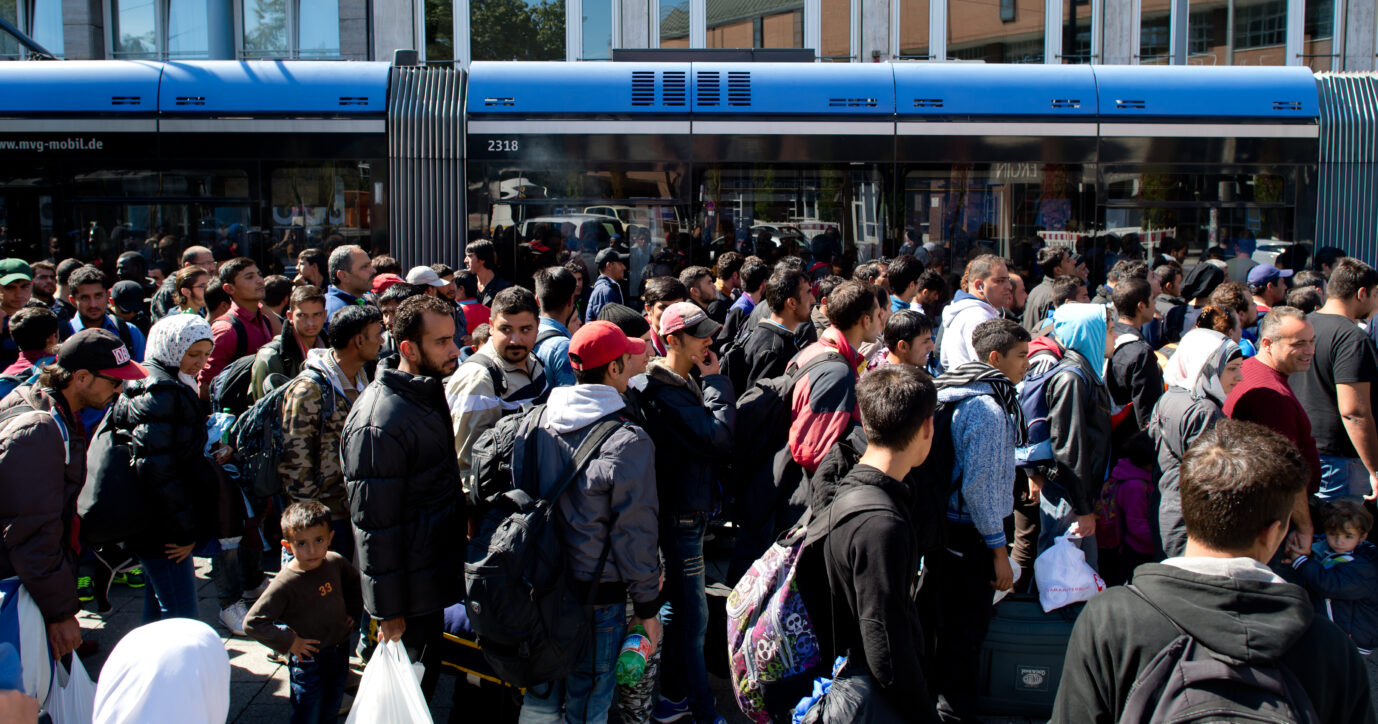 Am Hauptbahnhof München ankommende Migranten auf dem Weg zu einer Asylunterkunft.