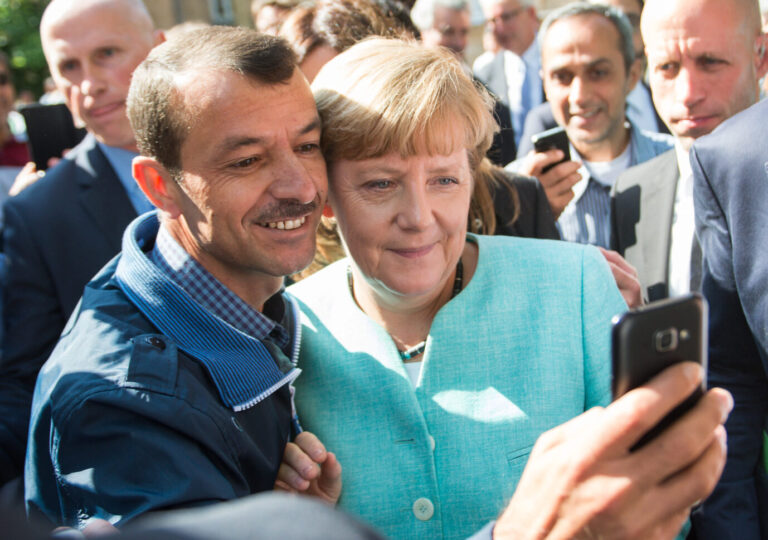 Intensivtäter-Problematik: Ein Selfie, das hunderttausende ins Land lockte: Kanzlerin Angela Merkel (CDU) 2015 mit einem „Flüchtling“. Foto: picture alliance / dpa | Bernd von Jutrczenka