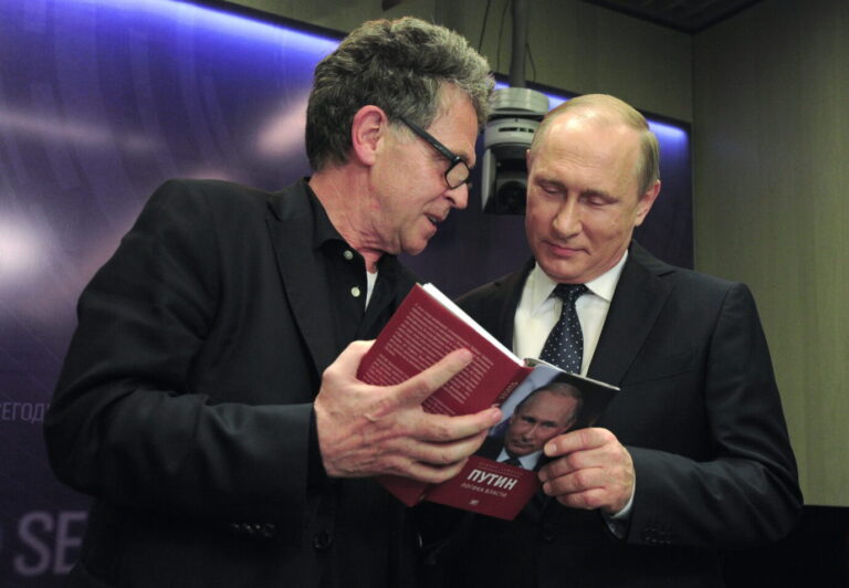 Der Filmemacher Hubert Seipel zeigt Kreml-Chef Wladimir Putin sein Buch über ihn. Für die ARD interviewte er Putin mehrfach. Foto: picture alliance / dpa | Mikhail Klimentyev/Sputnik/Kreml