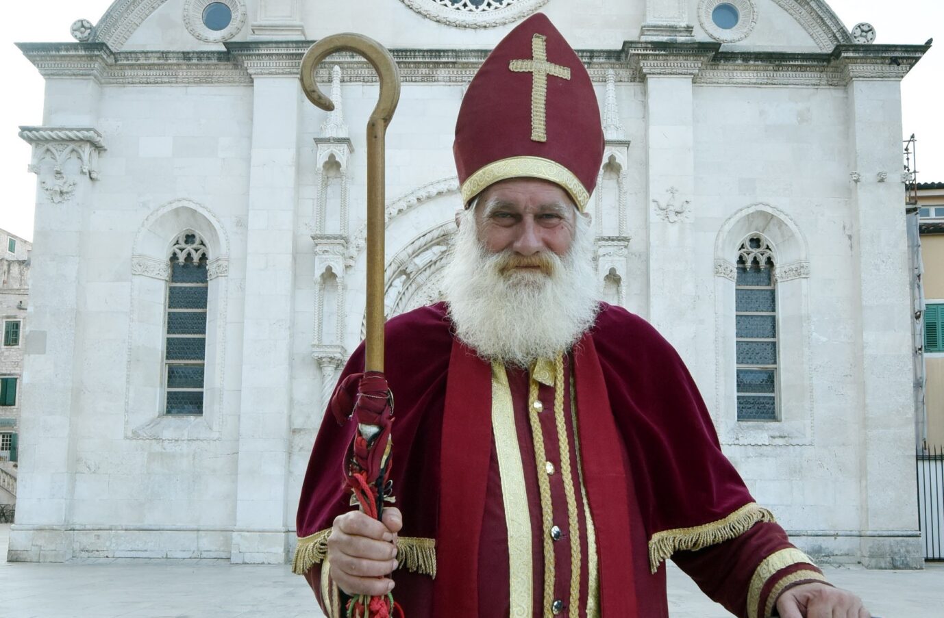 Hausverbot in Salzburg: Der klassische Nikolaus trägt eine Kopfbedeckung mit christlichem Kreuz.