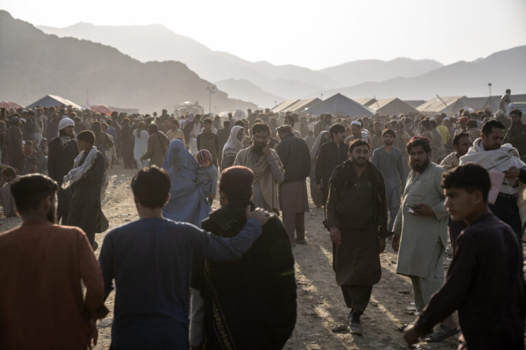 Aus Pakistan abgeschobene Afghanen in einer Zeltstadt an der Grenze zwischen den beiden Staaten Foto: picture alliance / ASSOCIATED PRESS | Ebrahim Noroozi