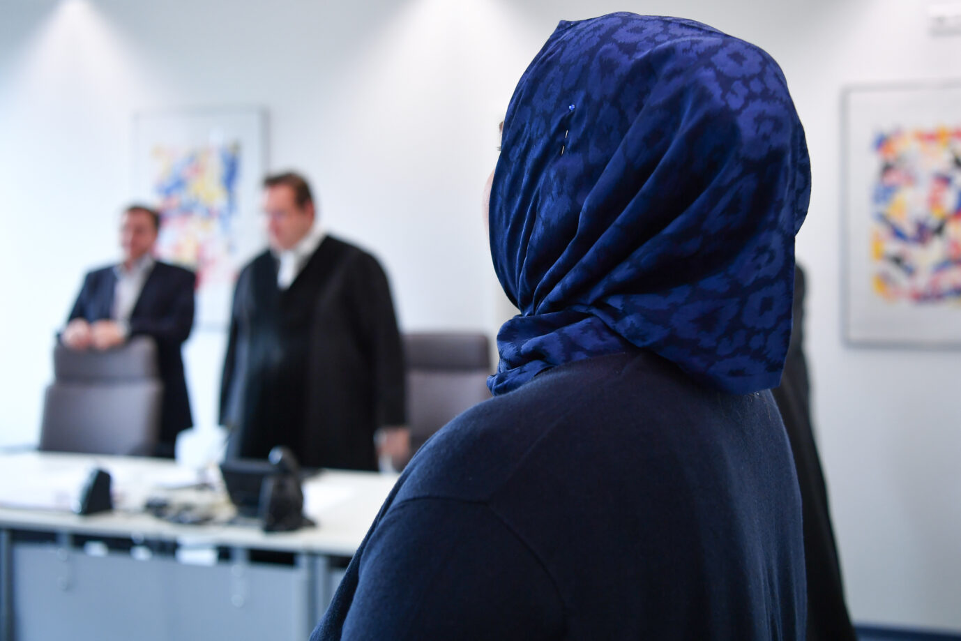 Eine muslimische Frau beim Arbeitsgericht Heidelberg, 2017: Der EuGH ermöglicht jetzt auch staatlichen Arbeitgebern ein Verbot des Kopftuchs im Dienst.