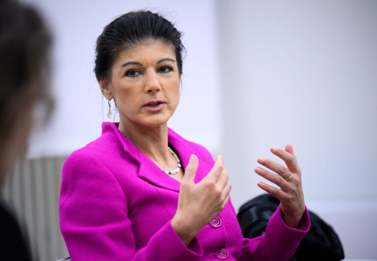 Auf dem Foto befindet sich Sahra Wagenknecht während eines Interviews mit der Deutschen Presseagentur. Sie hält das Bürgergeld für einen falschen Ansatz. (Themenbild)