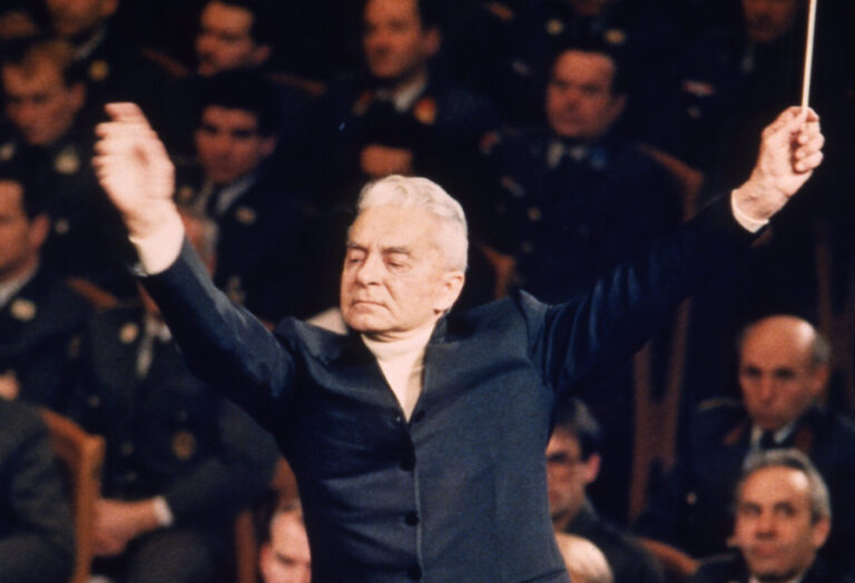 Aachen entfernt seine Büste: Der Meister-Dirigent Herbert von Karajan 1986 bei einem Auftritt in Wien.