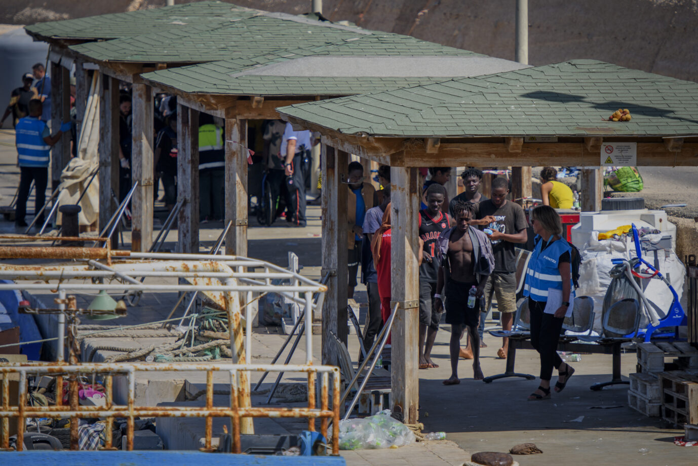 Auf dem Foto befindet sich ein Asyllager in Lampedusa, in dem viele Migranten auf Weiterreise warten. (Themenbild/Symbolbild)