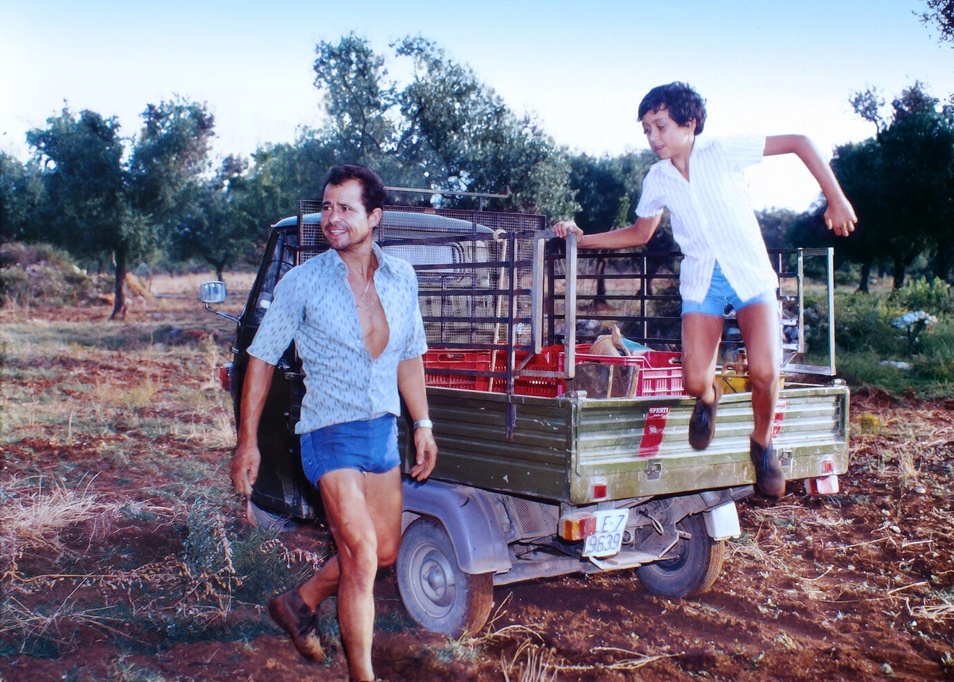 August 1982. Vincenzo (auch Enzo) Stefanelli mit seinem 12-Jährigem Sohn Paolo auf Campania - dem Feld Foto: Winnik