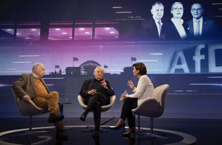 Alexander Gauland, Bundesminister a.D. Gerhard Baum und die Talkshow-MOderatorin sitzen im Studio des WDR und diskutieren über ein Verbot der AfD und die Verfassung
