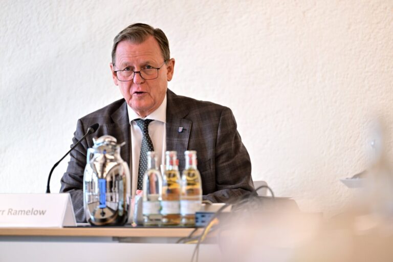 Thüringens Ministerpräsident Bodo Ramelow (Linkspartei) bei einer Kabinettssitzung: Er will Libyer nach einem Vorfall vor der Erfurter Synagoge abschieben Foto: picture alliance/dpa | Martin Schutt