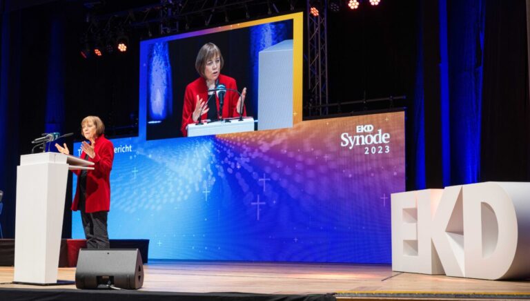 Die ehemalige Ratsvorsitzende der Evangelischen Kirche in Deutschland, Annette Kurschus, spricht im Congress Centrum auf der EKD-Synode – die Volkskirchen stecken in einer tiefen Krise Foto: picture alliance/dpa | Stefan Puchner