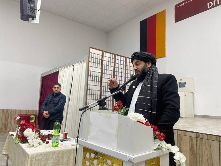 In einer Kölner DITIB-Einrichtung spricht ein hochrangiger Beamter des Taliban-Terrorregimes. Er erklärt anwesenden Afghanen, dass sie die Taliban an ihren „Erfolgen“ messen sollten.