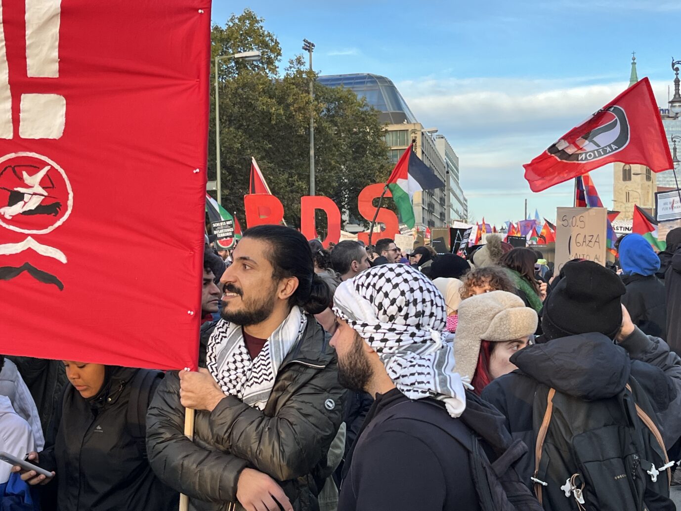 Die Palästina-Demo in Berlin: Breites Bündnis von linken Organisationen und Migrantenvereinen Foto: JF/Steinkohl