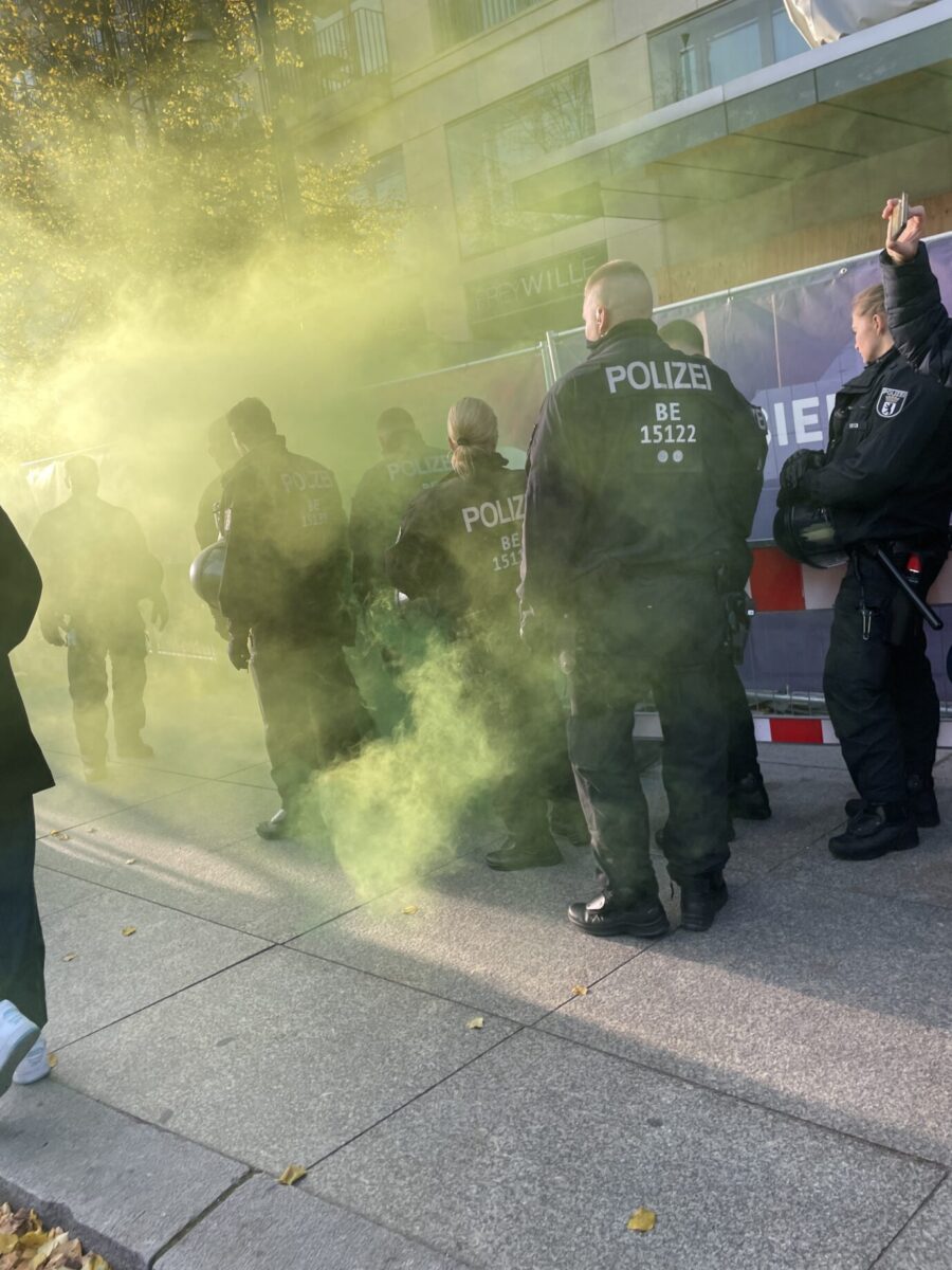 Eine Rauchbombe bei der Palästina-Demo in Berlin: Mehr als 1.000 Polizisten im Einsatz Foto: JF