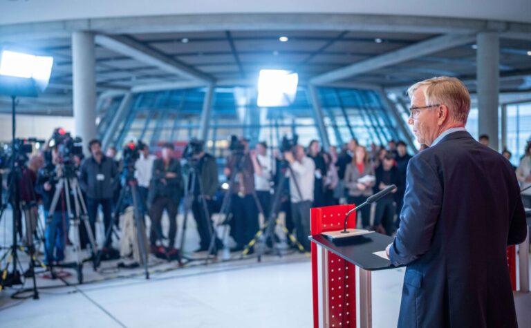 Der Noch-Fraktionschef der Linken im Bundestag Dietmar Bartsch ist sich sicher: „Dies ist keineswegs das Ende der Linkspartei“ Foto: picture alliance/dpa | Michael Kappeler