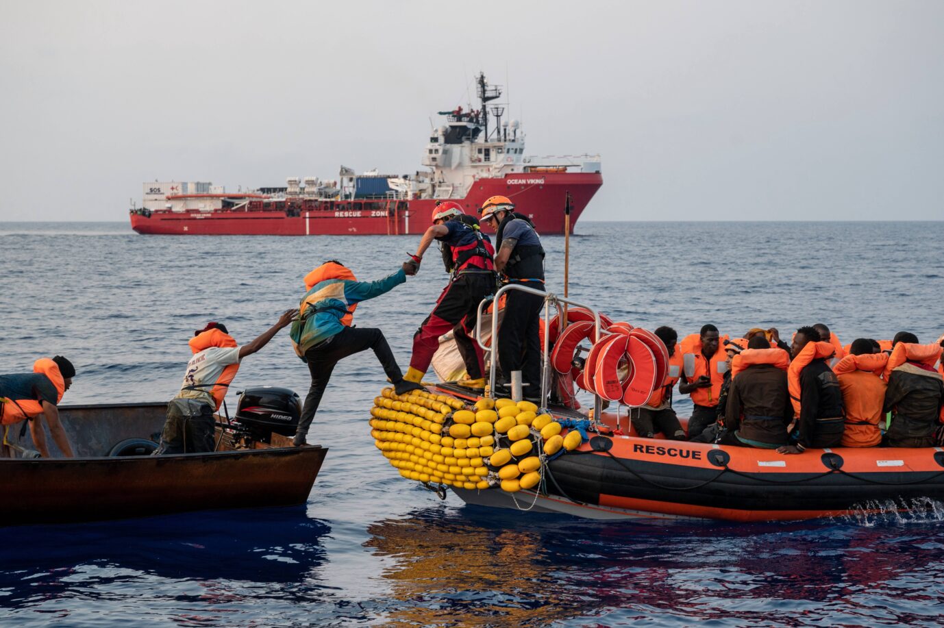 Seenotretter helfen Migranten von ihrem Behelfsboot im Mittelmeer Foto: Die Bundesregierung plant, selbsternannte Seenotretter künftig für ihre Arbeit juristisch zu belangen Foto: picture alliance/dpa/Right Livelihood Foundation | Right Livelihood Foundation