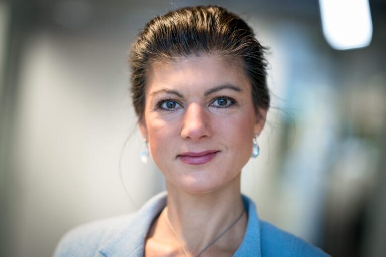 Sahra Wagenknecht schaut freundlich in die Kamera und warnt vor einem AfD-Verbot: picture alliance/dpa | Sina Schuldt