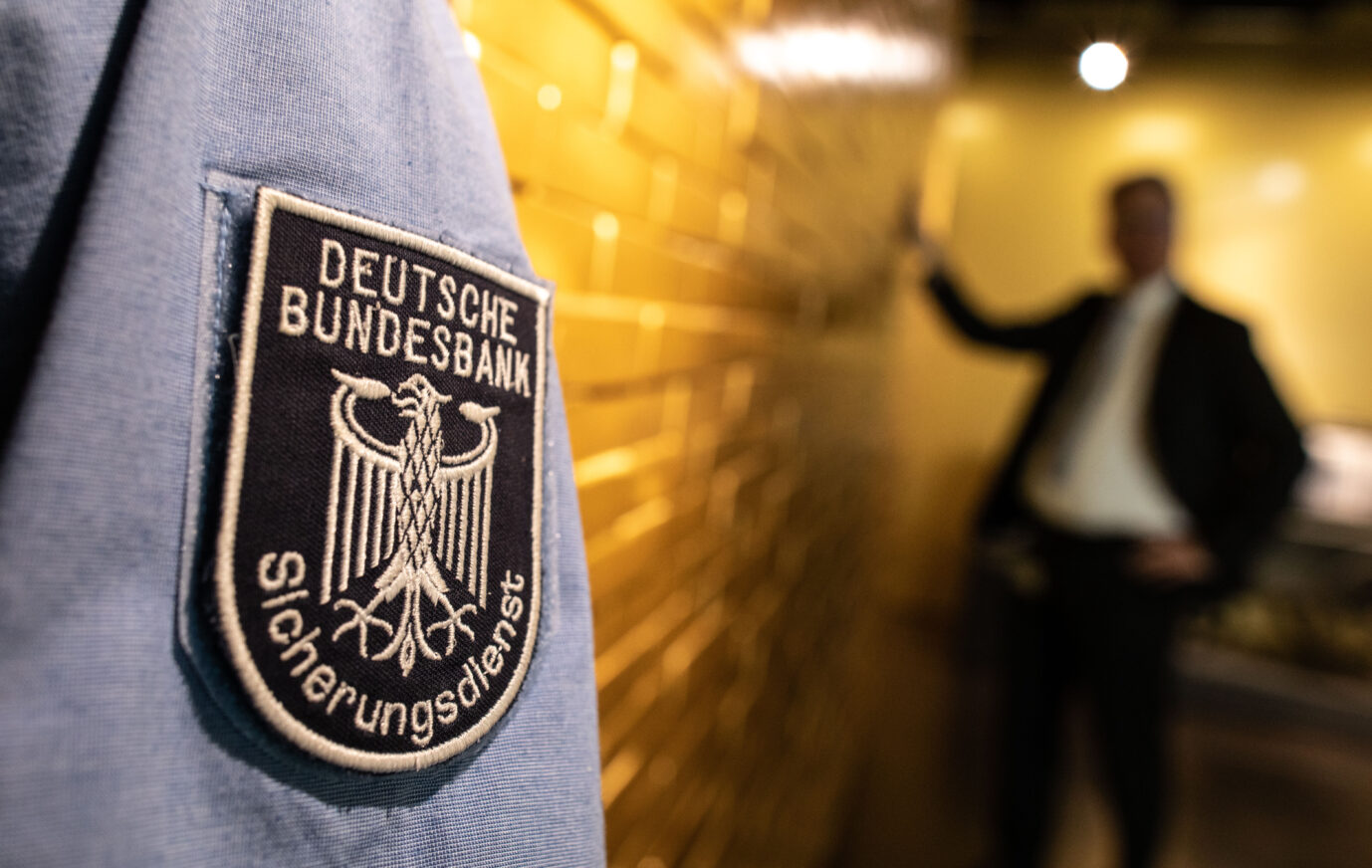 Ein Sicherheitsmitarbeiter der Bundesbank im Geldmuseum in Frankfurt am Main, 2018: Die Goldreserven Deutschlands sind weltweit die zweitgrößten nach denen der USA.