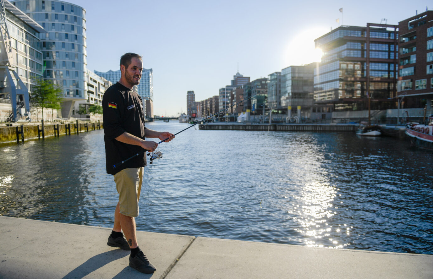 „Streetfisher“ Gordon Naumann angelt mitten in Hamburg: Der Trend wird immer beliebter.