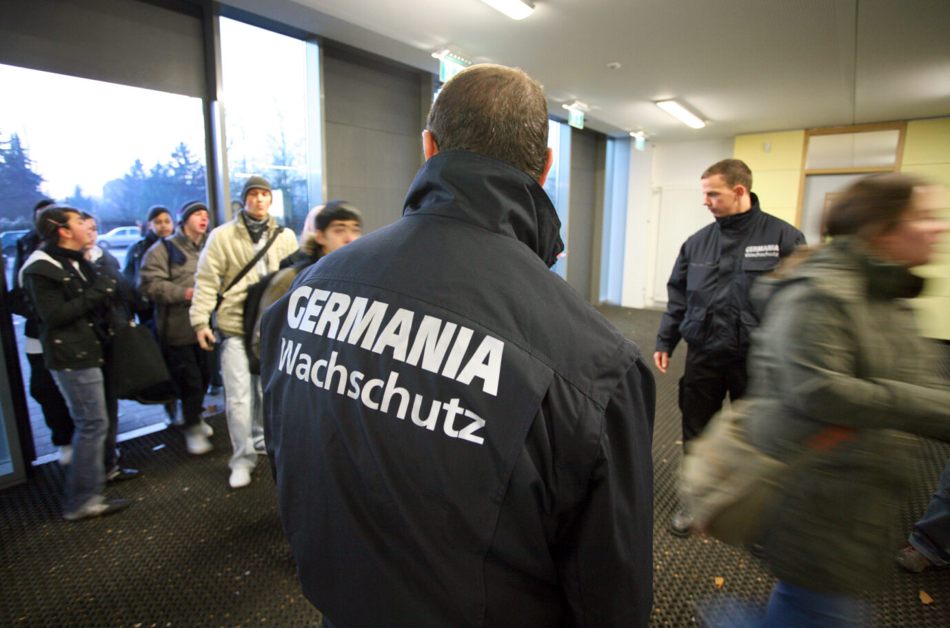 Ein Wachmann in der Neuköllner Otto-Hahn-Schule, 2007: Der Berliner Bezirk braucht erneut Sicherheitspersonal an mehreren Schulen.