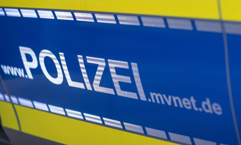 07.01.2019, Mecklenburg-Vorpommern, Schwerin: Der reflektierende Schriftzug "Polizei" ist auf einem Streifenwagen der Landespolizei Mecklenburg-Vorpommern zu sehen. Foto: Jens Büttner/dpa-Zentralbild/ZB In Rostock waren die Autos nun im Einsatz